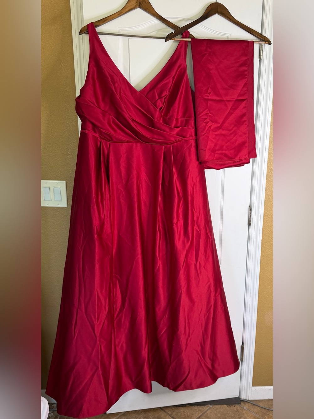 David's Bridal Plus Size Bridesmaid Apple Satin Tank Ballgown with Wrap Size 22